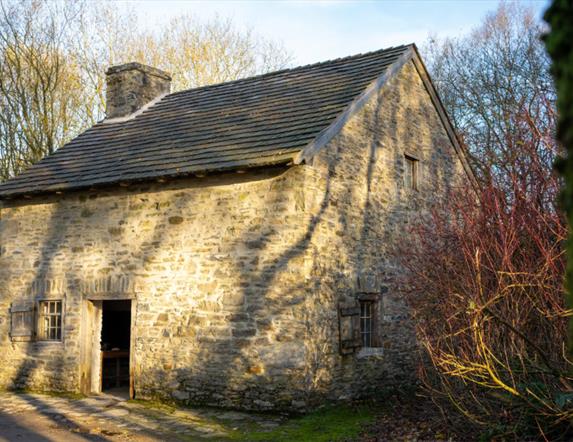 Explore Indigenous People and the impact of emigration to North America with a guided tour of the Ulster American Folk Park.
