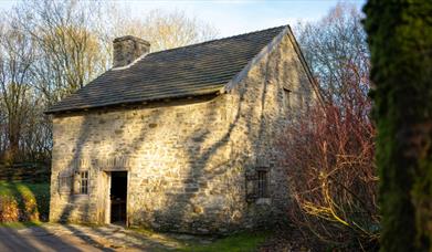 Explore Indigenous People and the impact of emigration to North America with a guided tour of the Ulster American Folk Park.