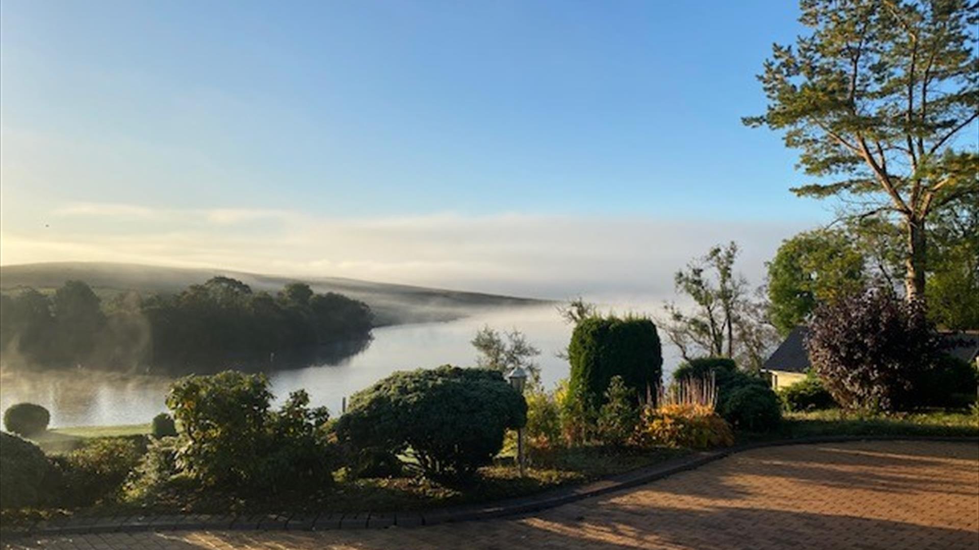 Inishclare Cottages - Lakeside Cottage