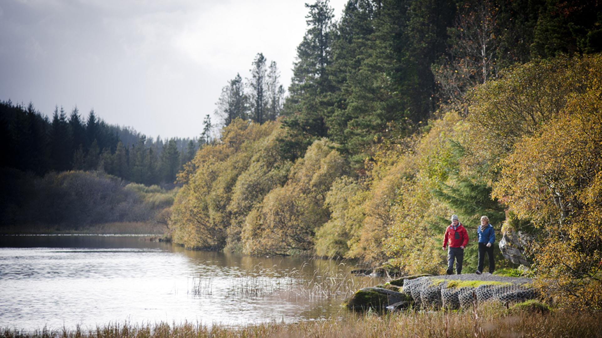 picture of people at the side of lough achork