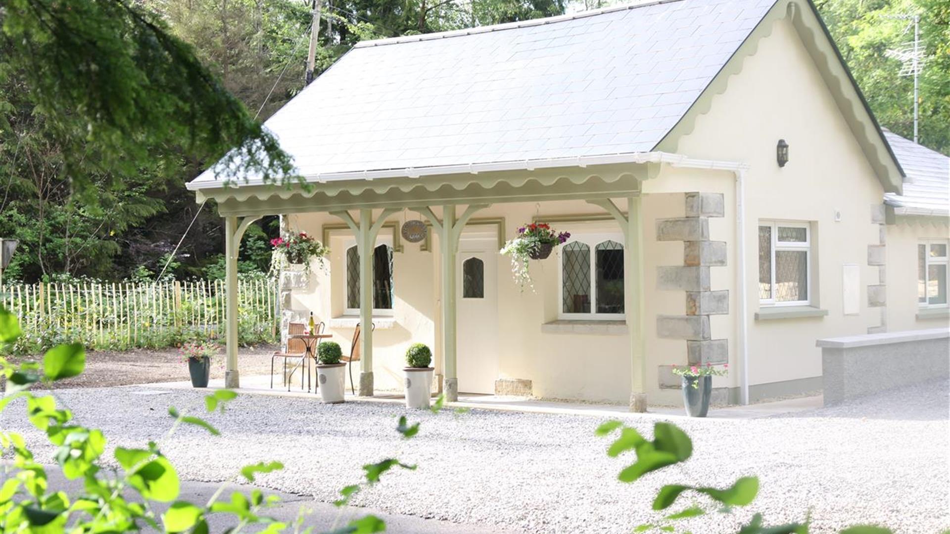 Blessingbourne Gate Lodge with outside seating area